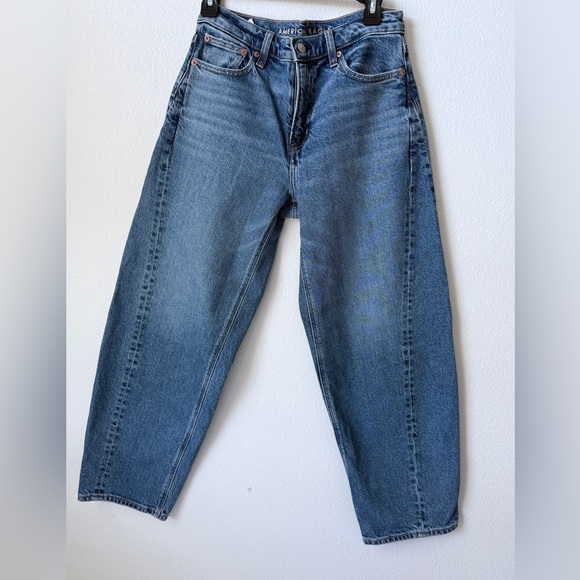 American Eagle Outfitters Denim - 👉 NWOT American Eagle Barrel Jeans | Women’s Size 2 | High Rise Medium Wash Deni